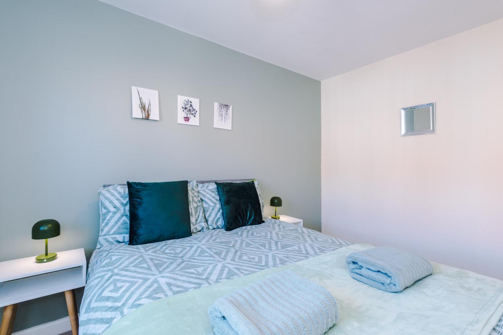 Modern Semi Detached In A Quiet Location, Driveway Parking Villa Ewloe Exteriör bild