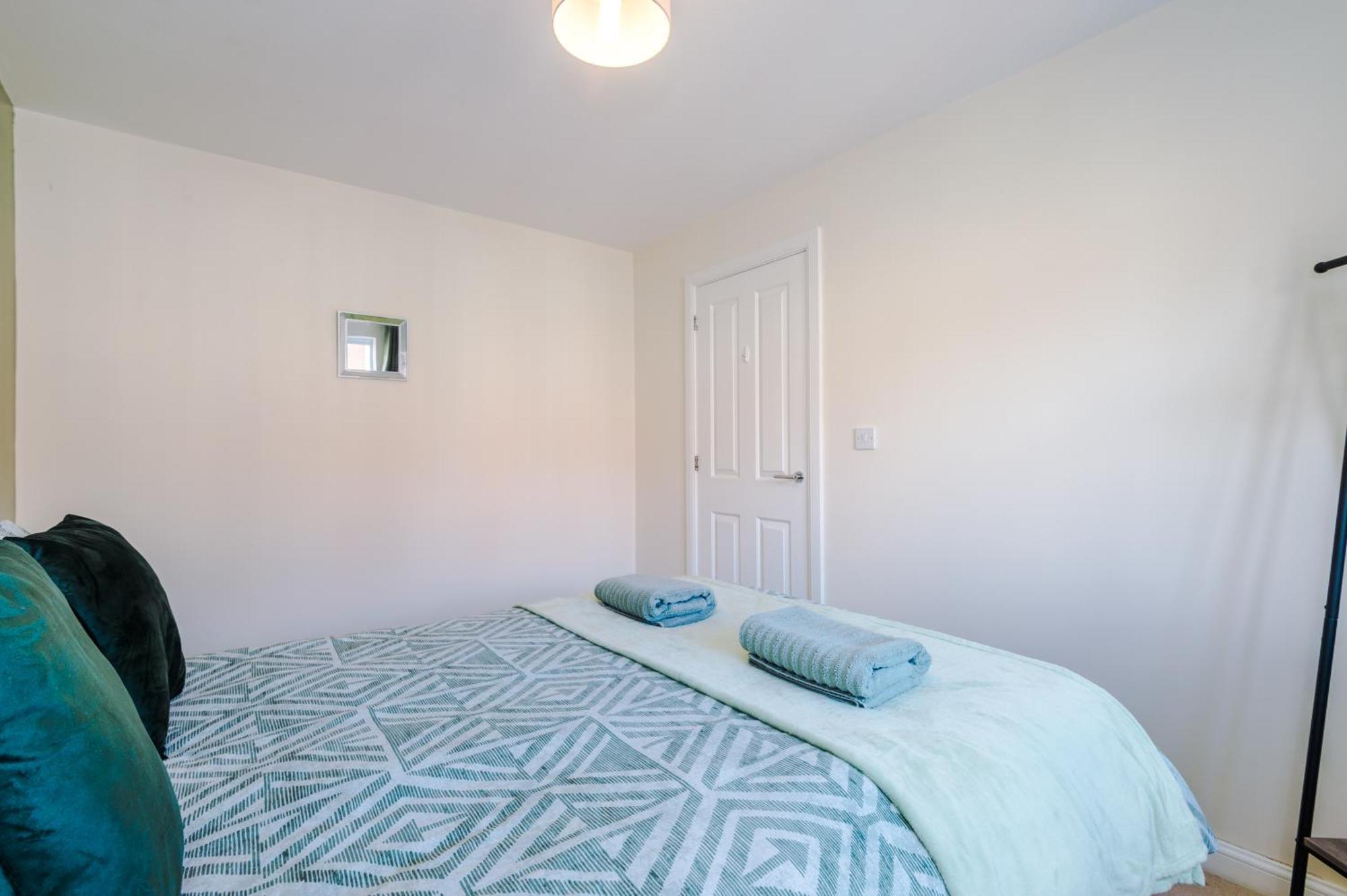 Modern Semi Detached In A Quiet Location, Driveway Parking Villa Ewloe Exteriör bild