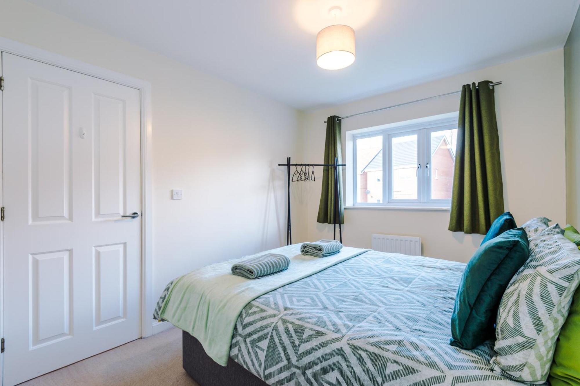 Modern Semi Detached In A Quiet Location, Driveway Parking Villa Ewloe Exteriör bild