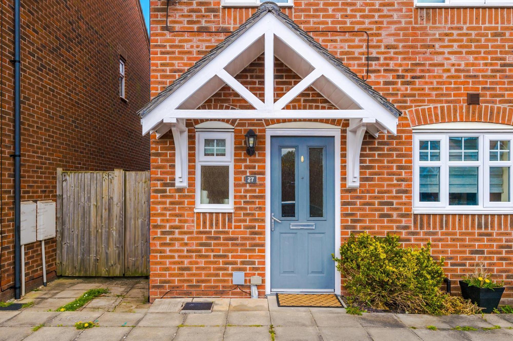 Modern Semi Detached In A Quiet Location, Driveway Parking Villa Ewloe Exteriör bild