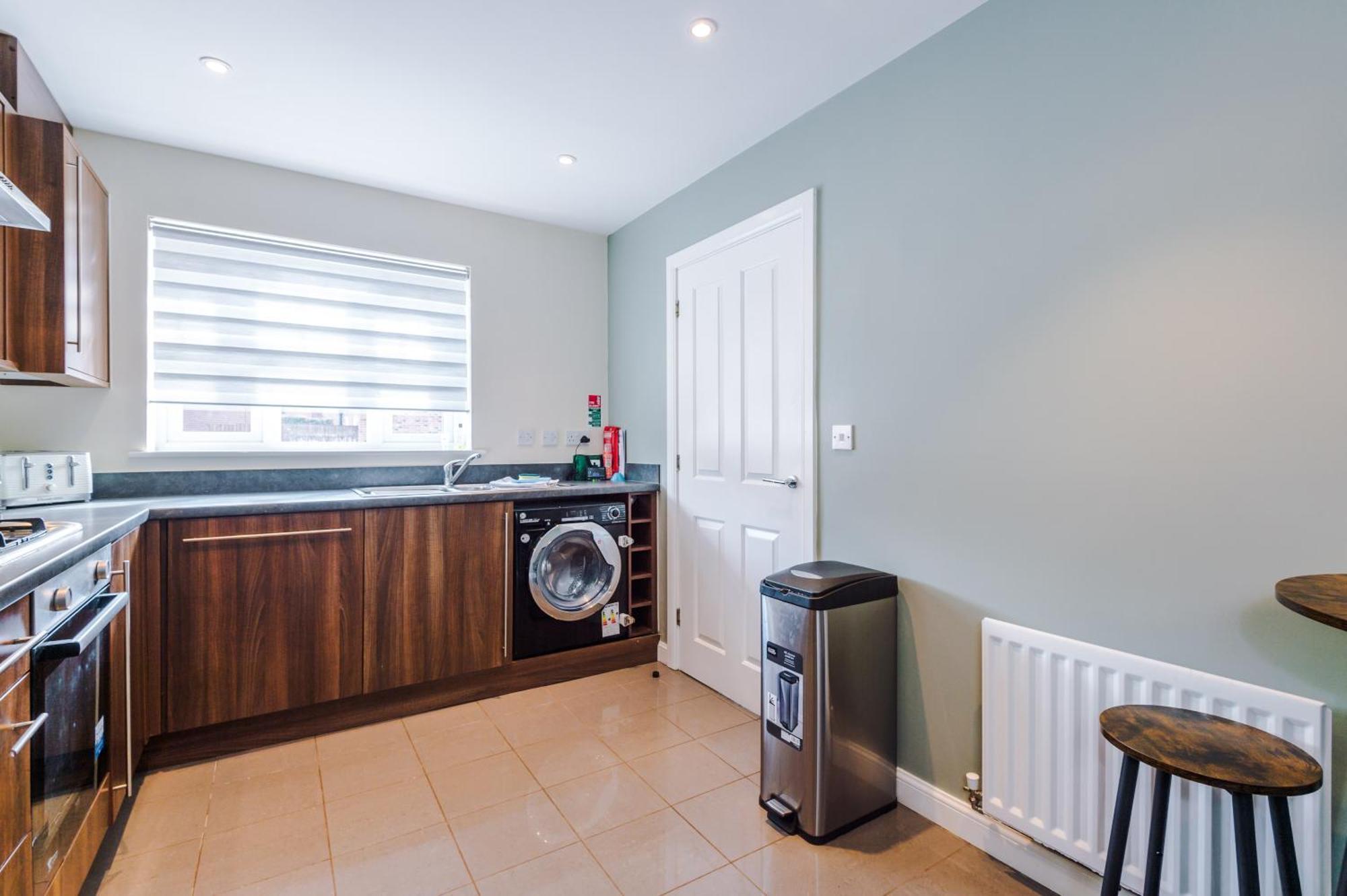 Modern Semi Detached In A Quiet Location, Driveway Parking Villa Ewloe Exteriör bild