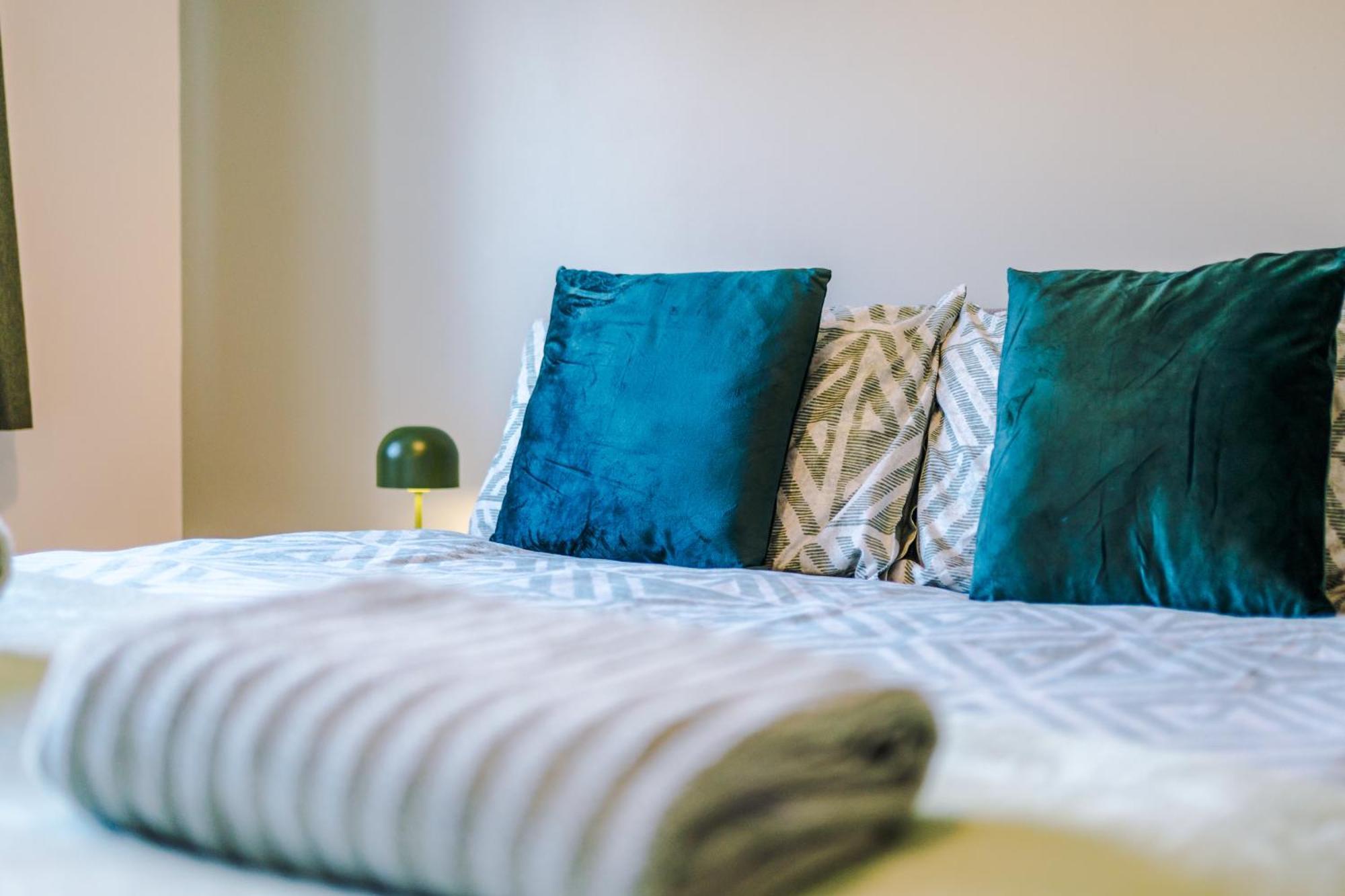 Modern Semi Detached In A Quiet Location, Driveway Parking Villa Ewloe Exteriör bild