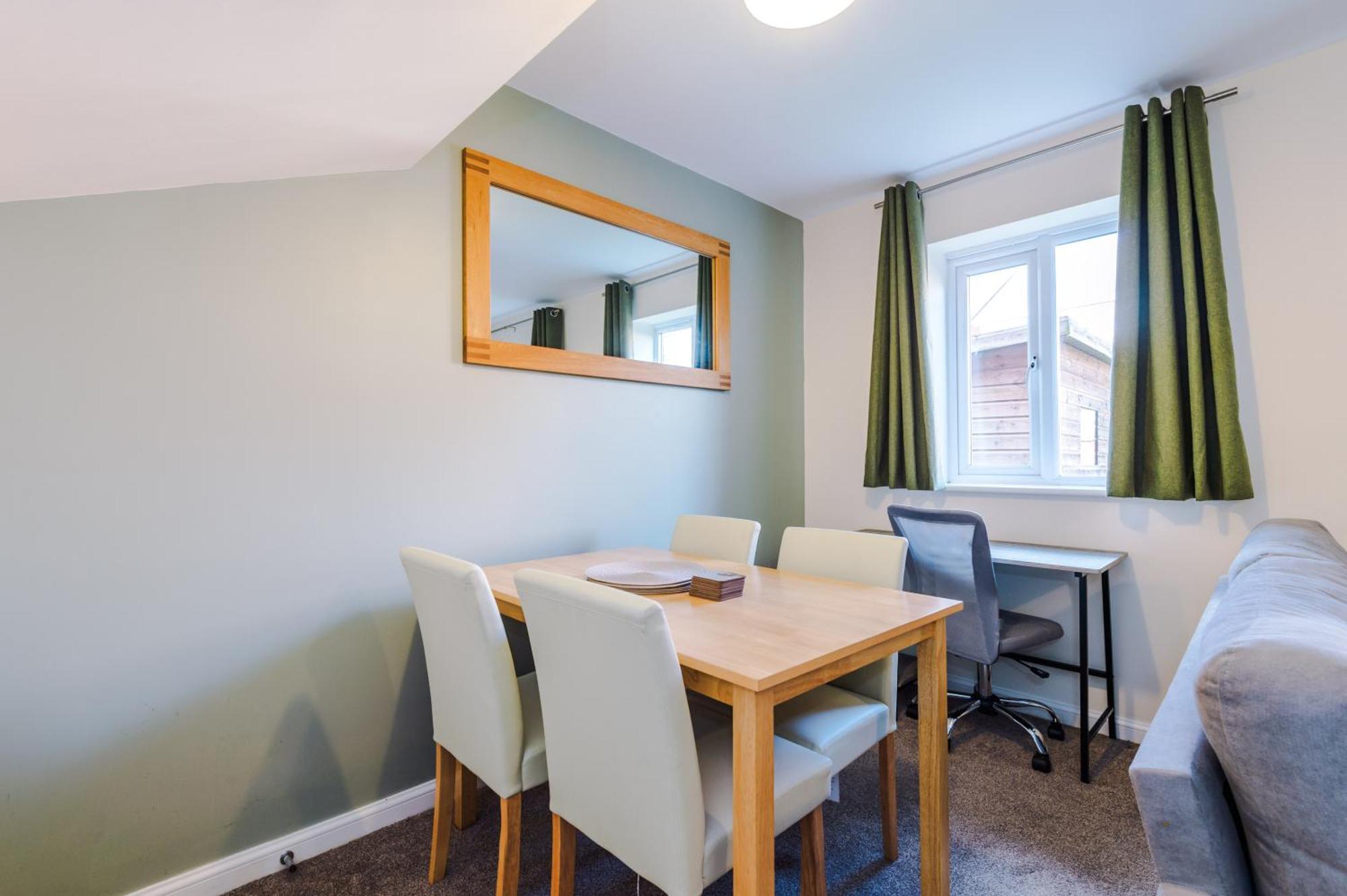 Modern Semi Detached In A Quiet Location, Driveway Parking Villa Ewloe Exteriör bild
