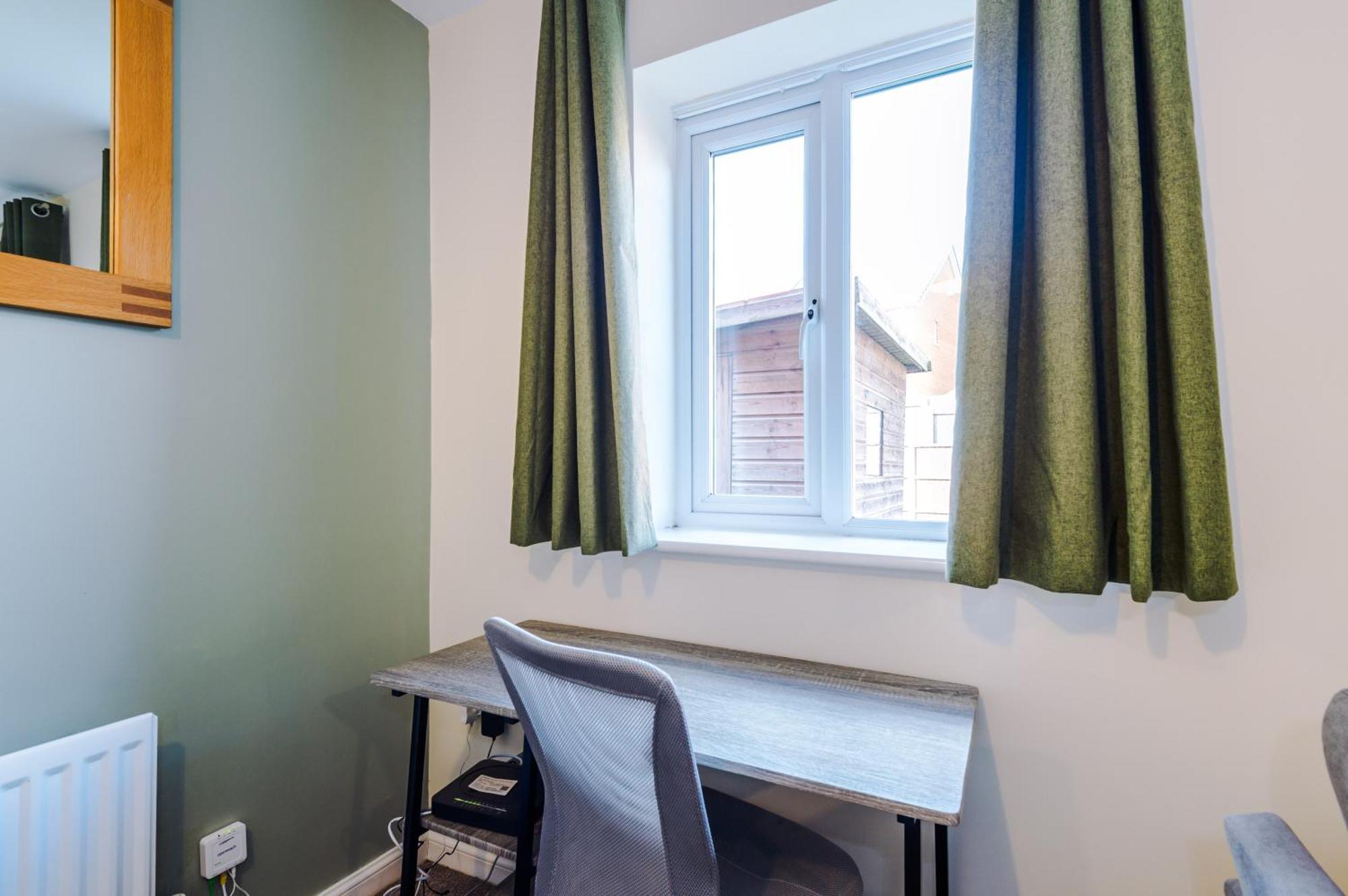 Modern Semi Detached In A Quiet Location, Driveway Parking Villa Ewloe Exteriör bild