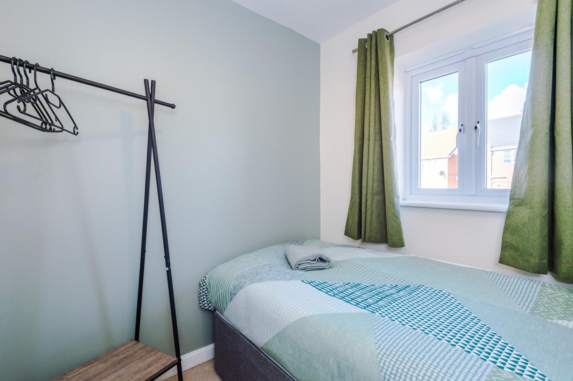 Modern Semi Detached In A Quiet Location, Driveway Parking Villa Ewloe Exteriör bild