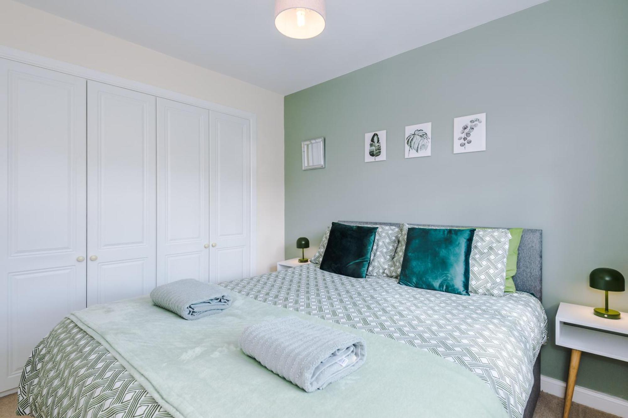 Modern Semi Detached In A Quiet Location, Driveway Parking Villa Ewloe Exteriör bild
